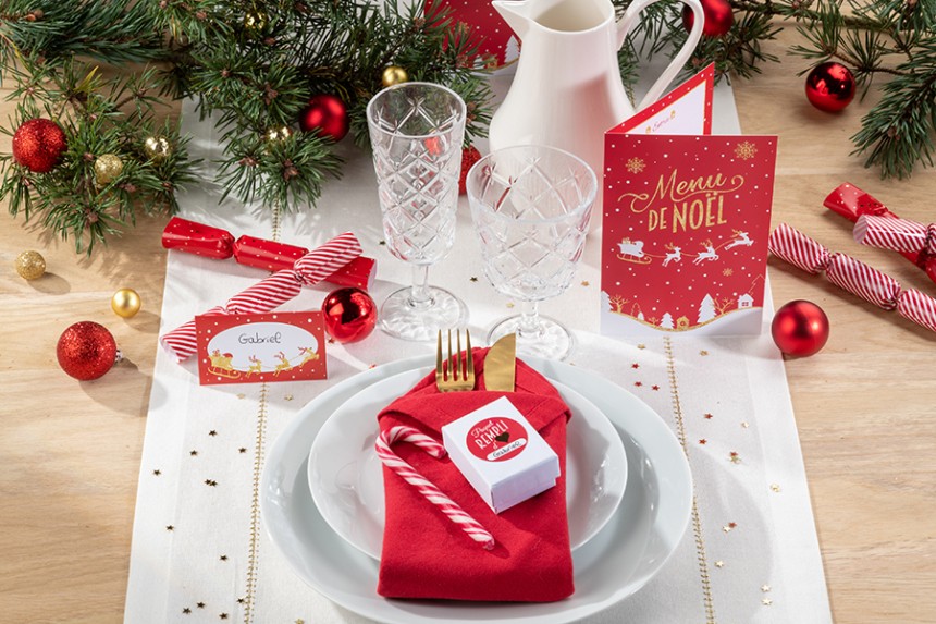 Une jolie table de Noël avec une nappe blanche