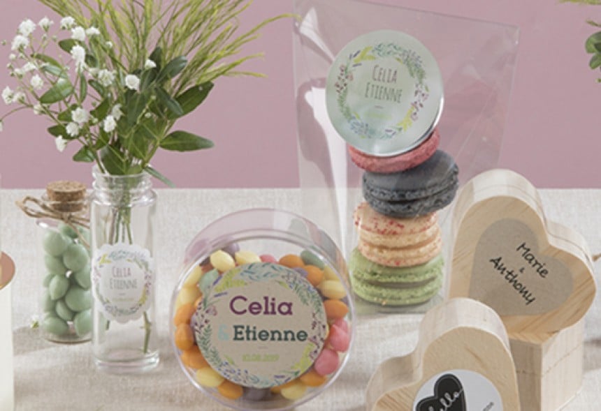 Macaron autocollant pour enveloppe naissance ou mariage