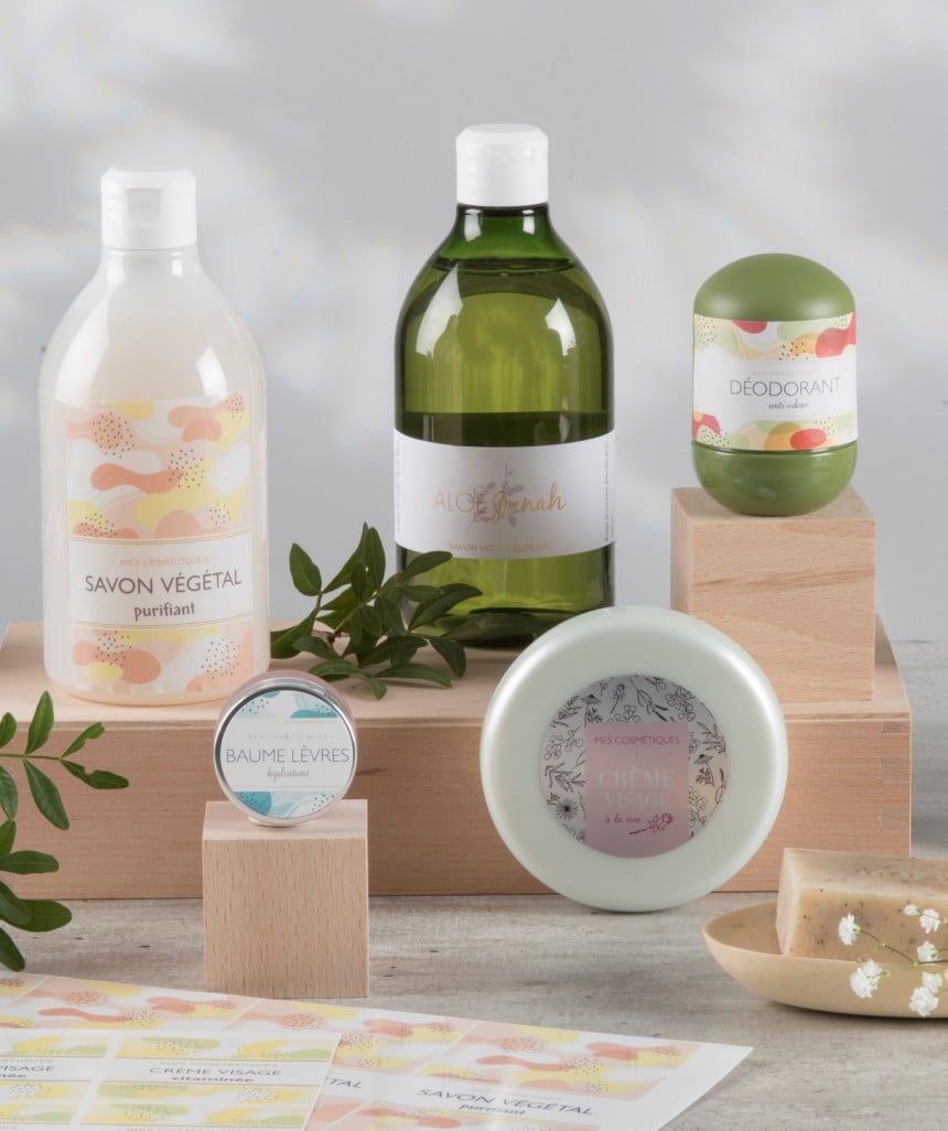 différents produits cosmétiques avec des étiquettes personnalisées
