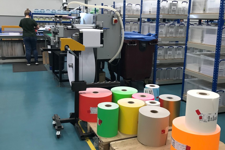 Production des étiquettes vierges autocollantes