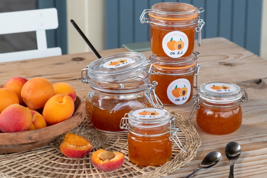 etiquettes confitures abricot collées sur des pots à confiture
