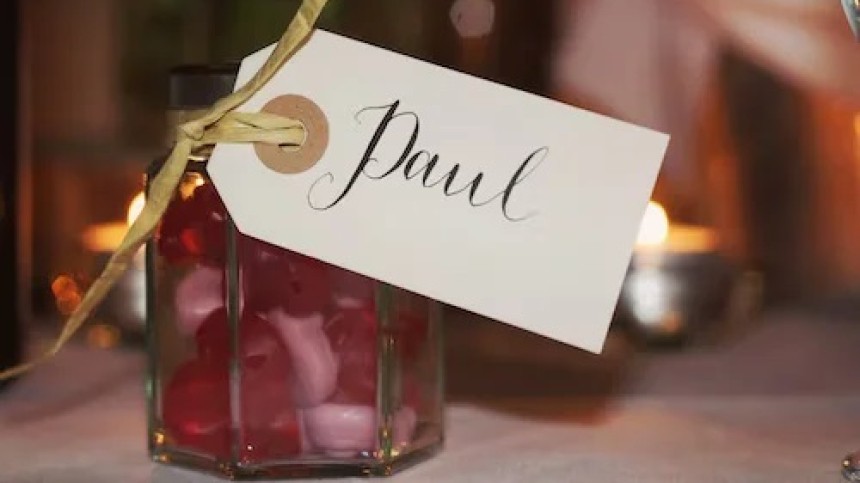 dragées avec étiquettes personnalisées pour des cadeaux invités de mariage