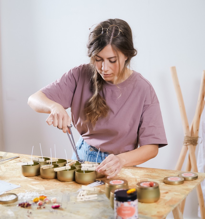 Créatrice de bougie en train de confectionner des bougies