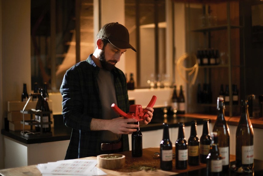 brasseurs en train de fermer des bouteilles de bière