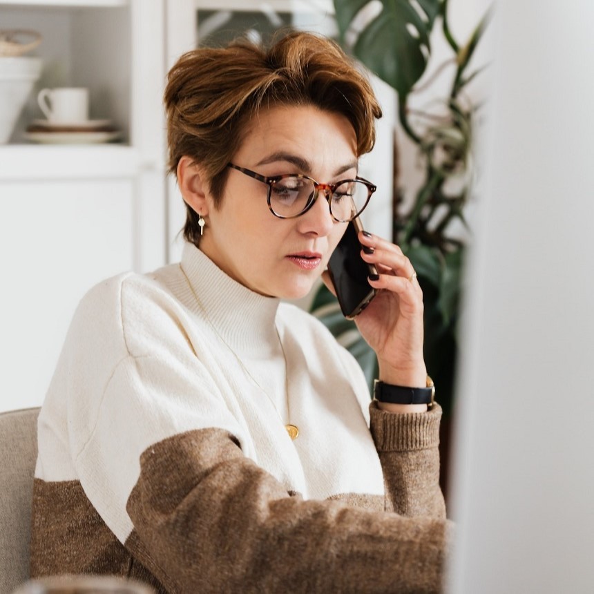 Image d'une dame du service client qui est au téléphone