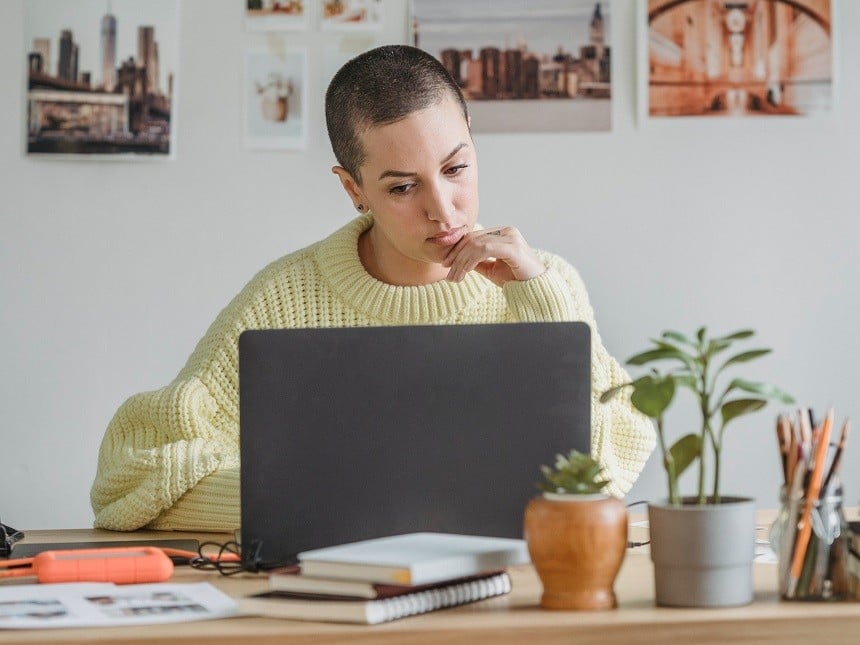 Personne travaillant en finance