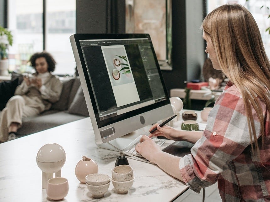 Graphiste travaillant sur son ordinateur