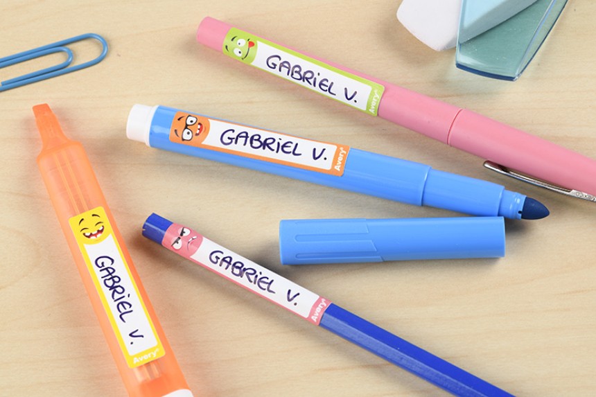 Etiquettes stylos avec motifs smileys collées sur des stylos, crayons et feutres