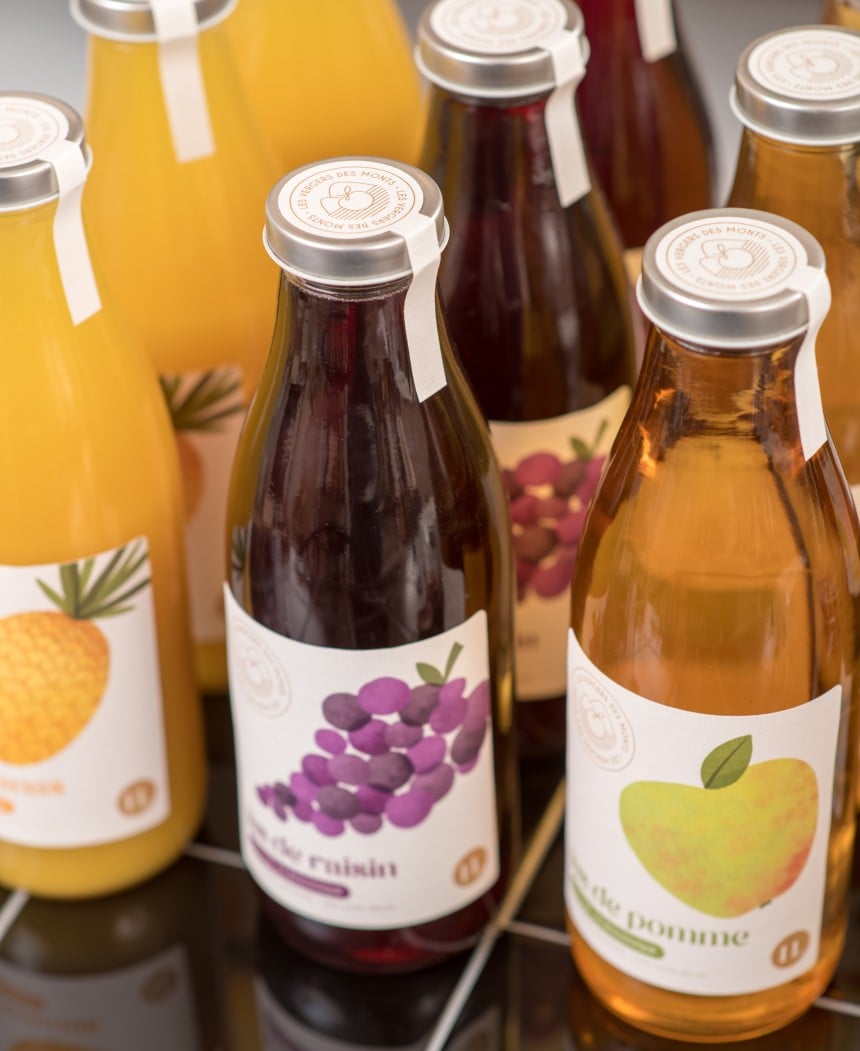 Mise Au Point Sélective De Jus De Fraise Dans Une Petite Bouteille En Verre  Clair Jus De Fruits Frais étiquettes Vierges Isolé Sur Fond Blanc