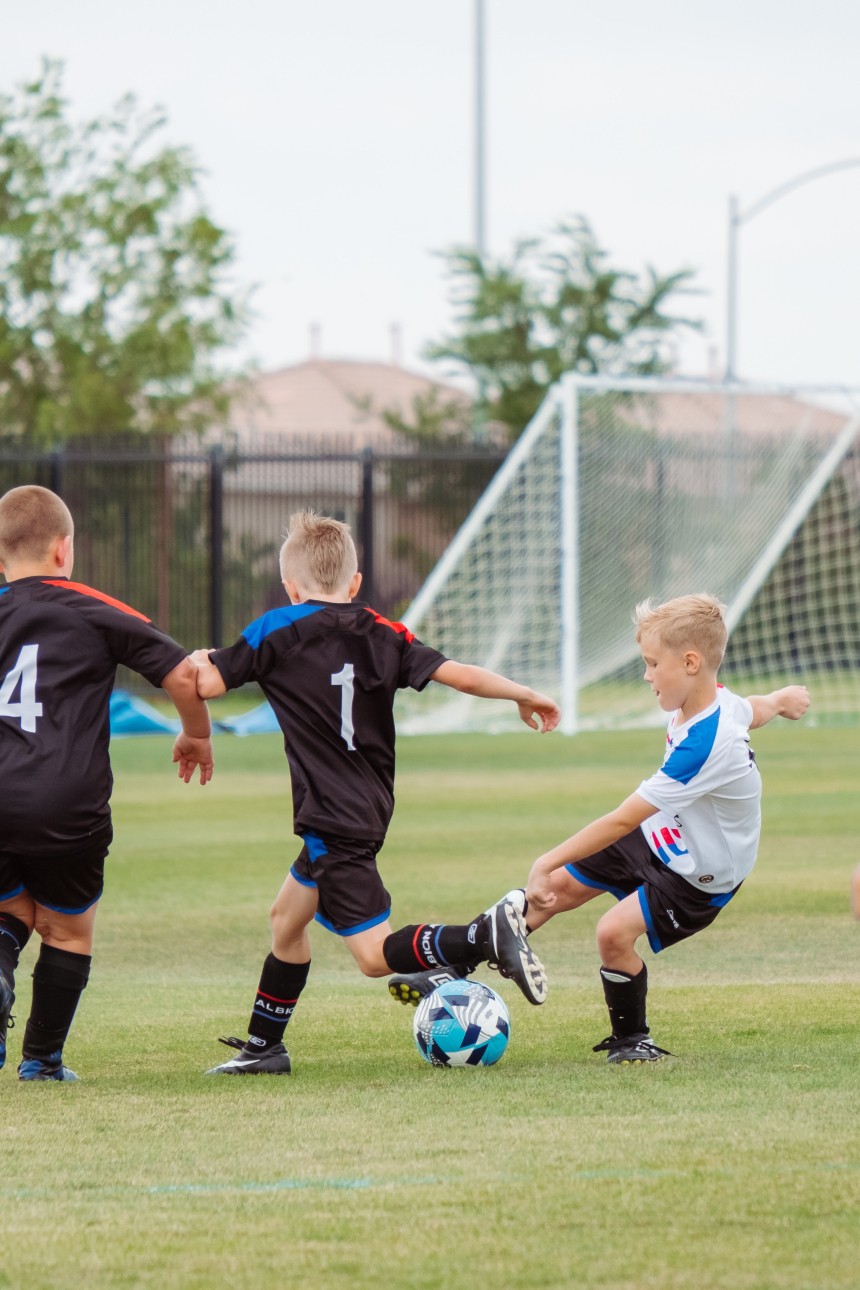 Enfants jouant au foot