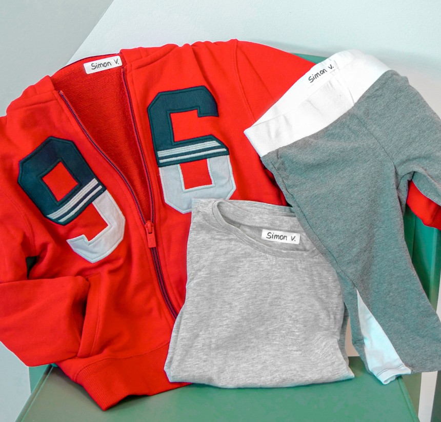 Marquage des affaires de sport avec des étiquettes vêtements autocollantes