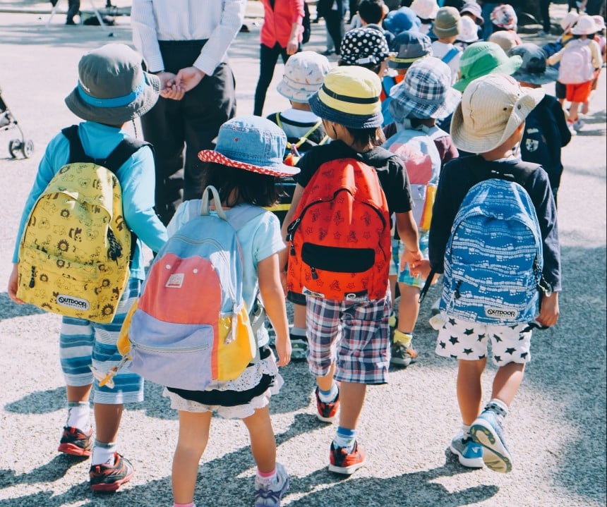 Elèves rentrant à l'école le jour de la rentrée des classes