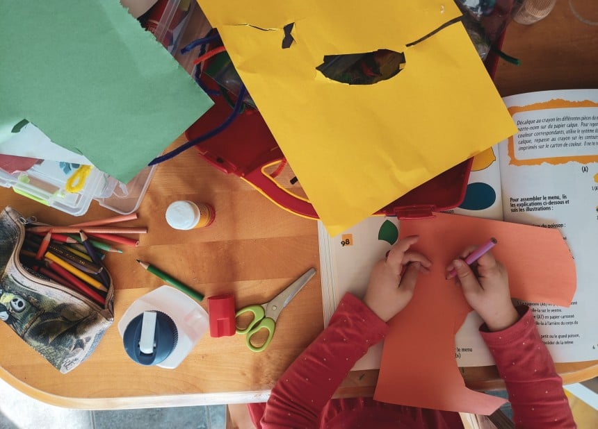image ambiance enfant materiel scolaire
