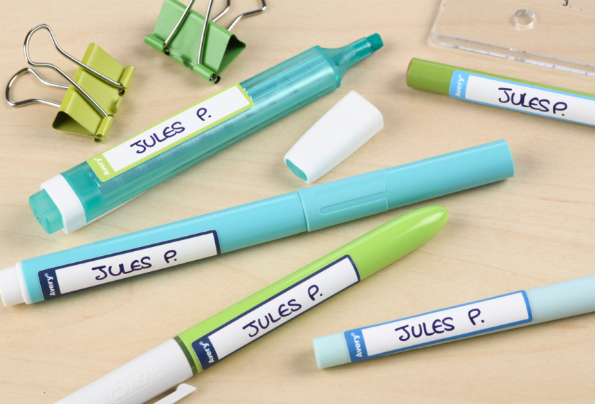 Etiquettes stylos bleues et vertes collées sur des stylos, crayons et feutres