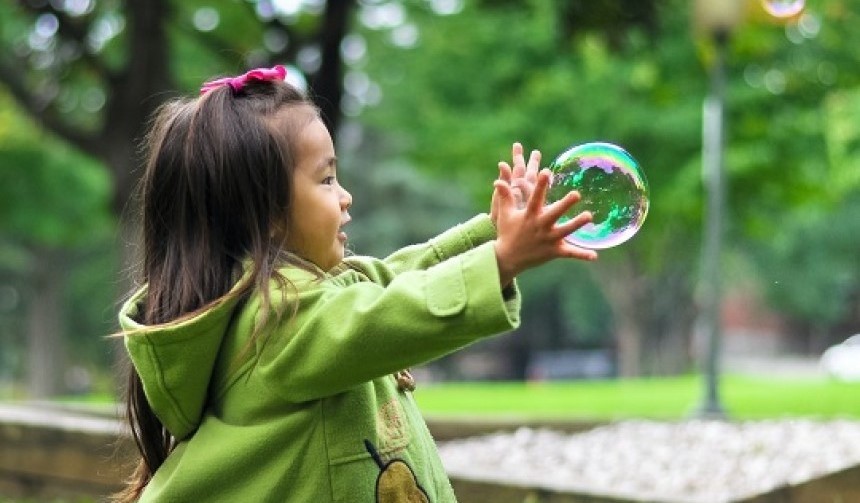 enfant jouant dans la cour de récréation