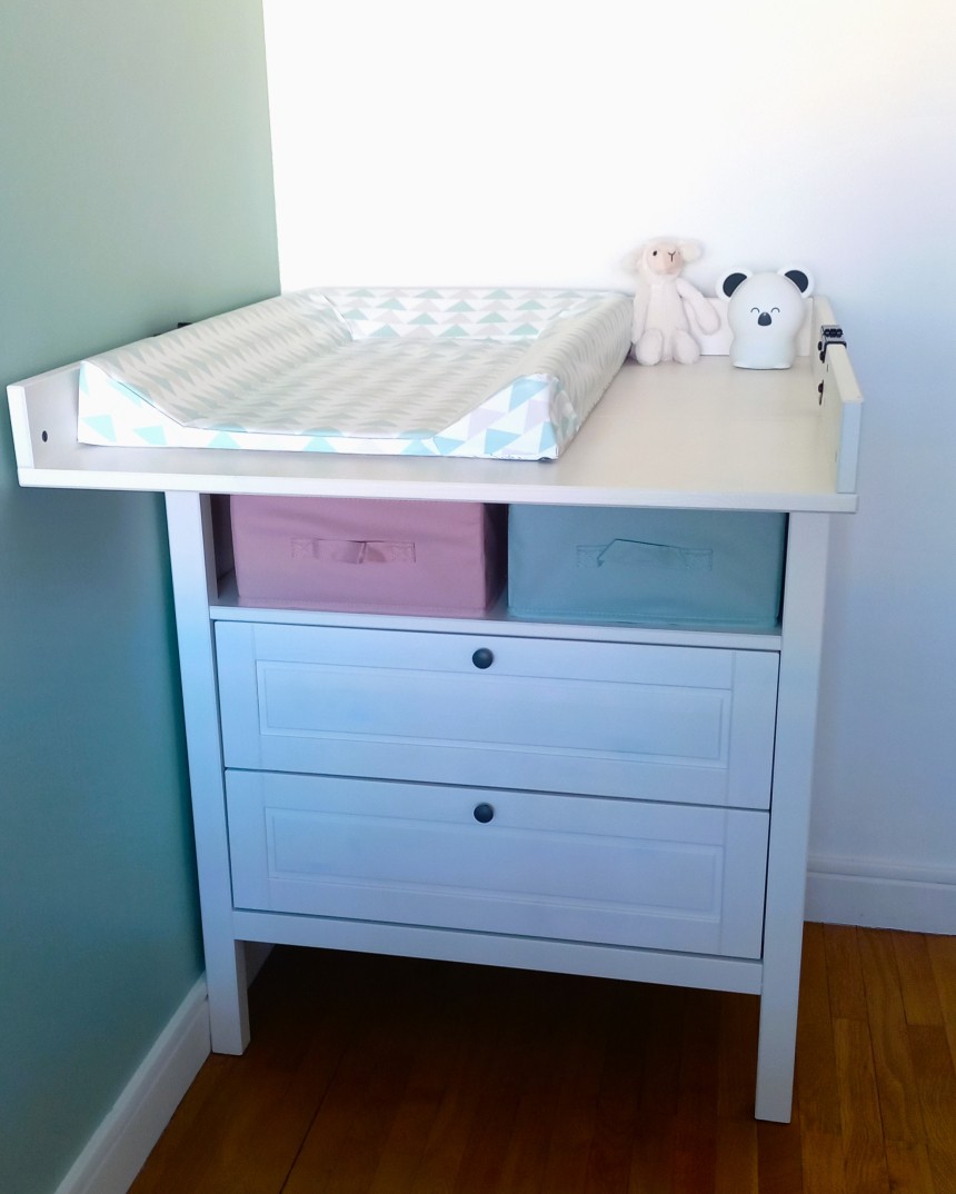 Table à langer dans la chambre d'un bébé