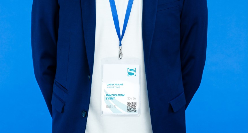 tours de cou bleu pour badge Avery porté
