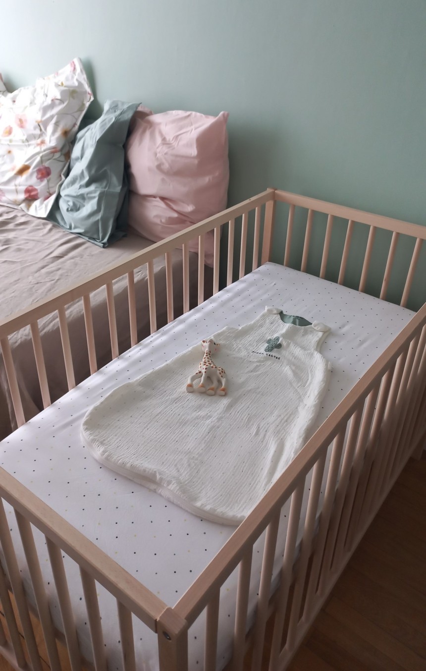 gigoteuse dans un lit de bébé