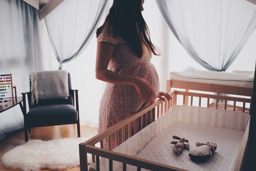 femme enceinte dans la chambre de son futur bébé