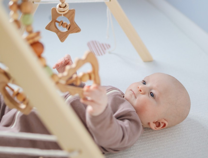 Arche d'éveil dans la chambre d'un bébé
