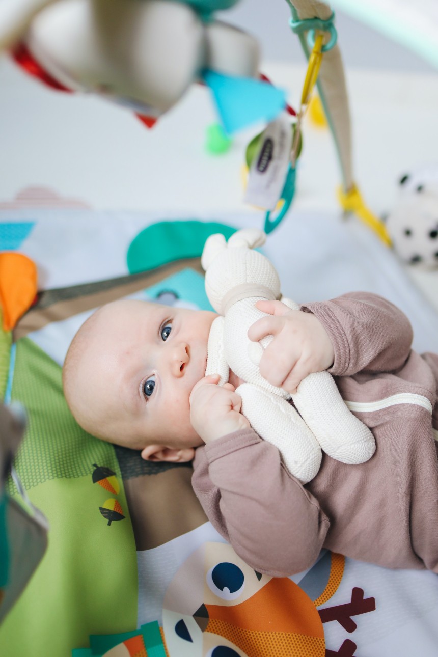 Bébé jouant avec une peluche dans sa chambre
