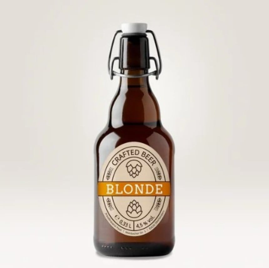 bière blonde avec une étiquette bière personnalisée