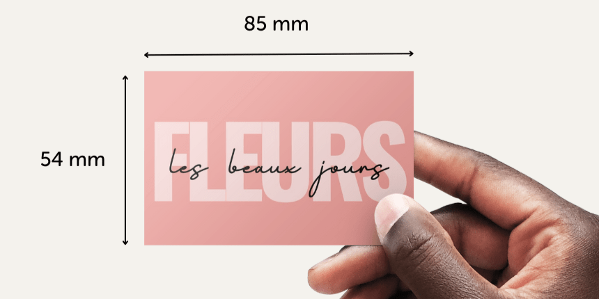 Cartes De Visite Vierges Et Téléphone Intelligent Sur Une Table De
