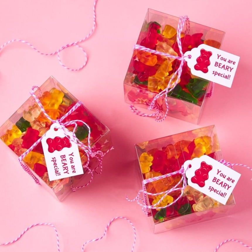 Etiquettes personnalisées attachées à des confiserie