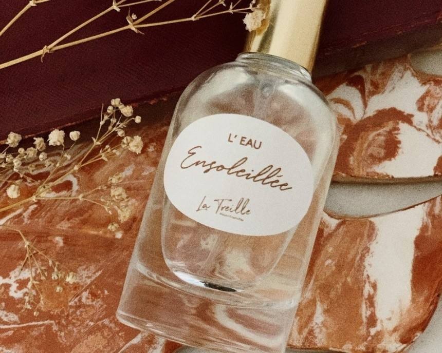 Etiquette personnalisée ovale sur un flacon de parfum
