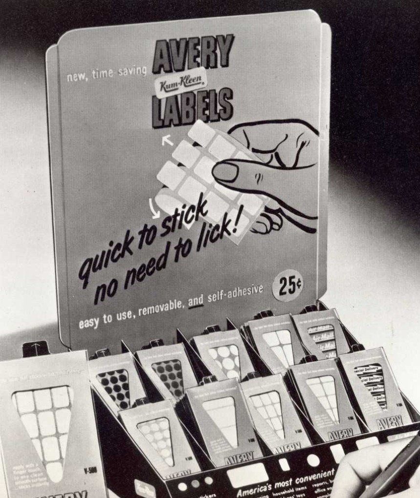 Invention des étiquettes autocollantes par Avery