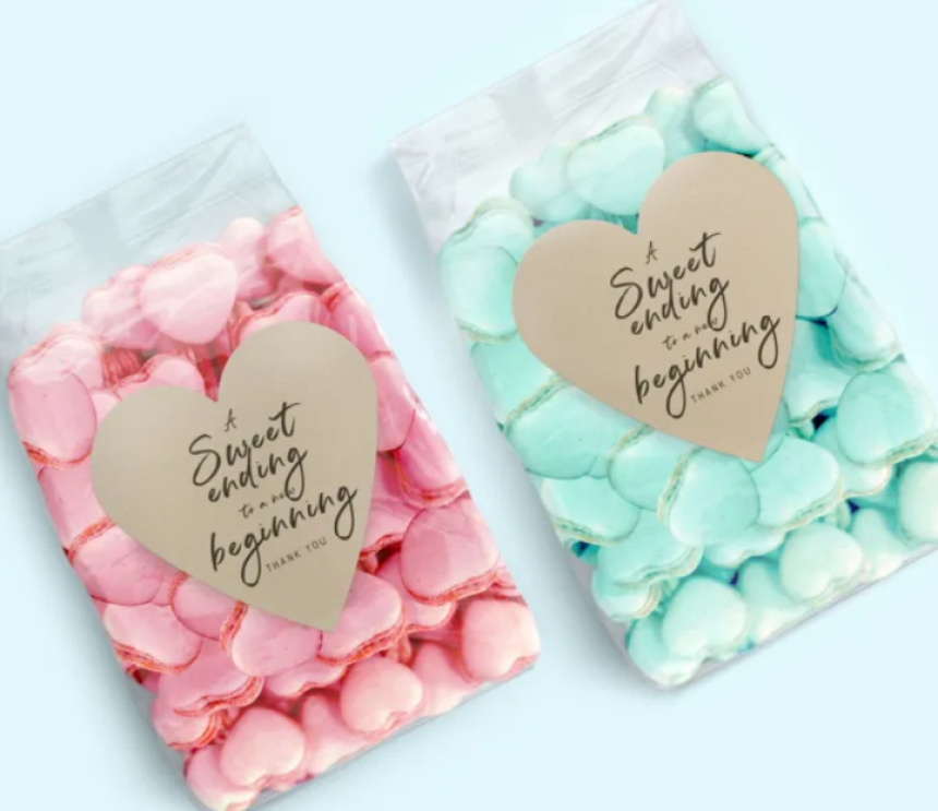 Etiquettes personnalisées collées sur des bonbons