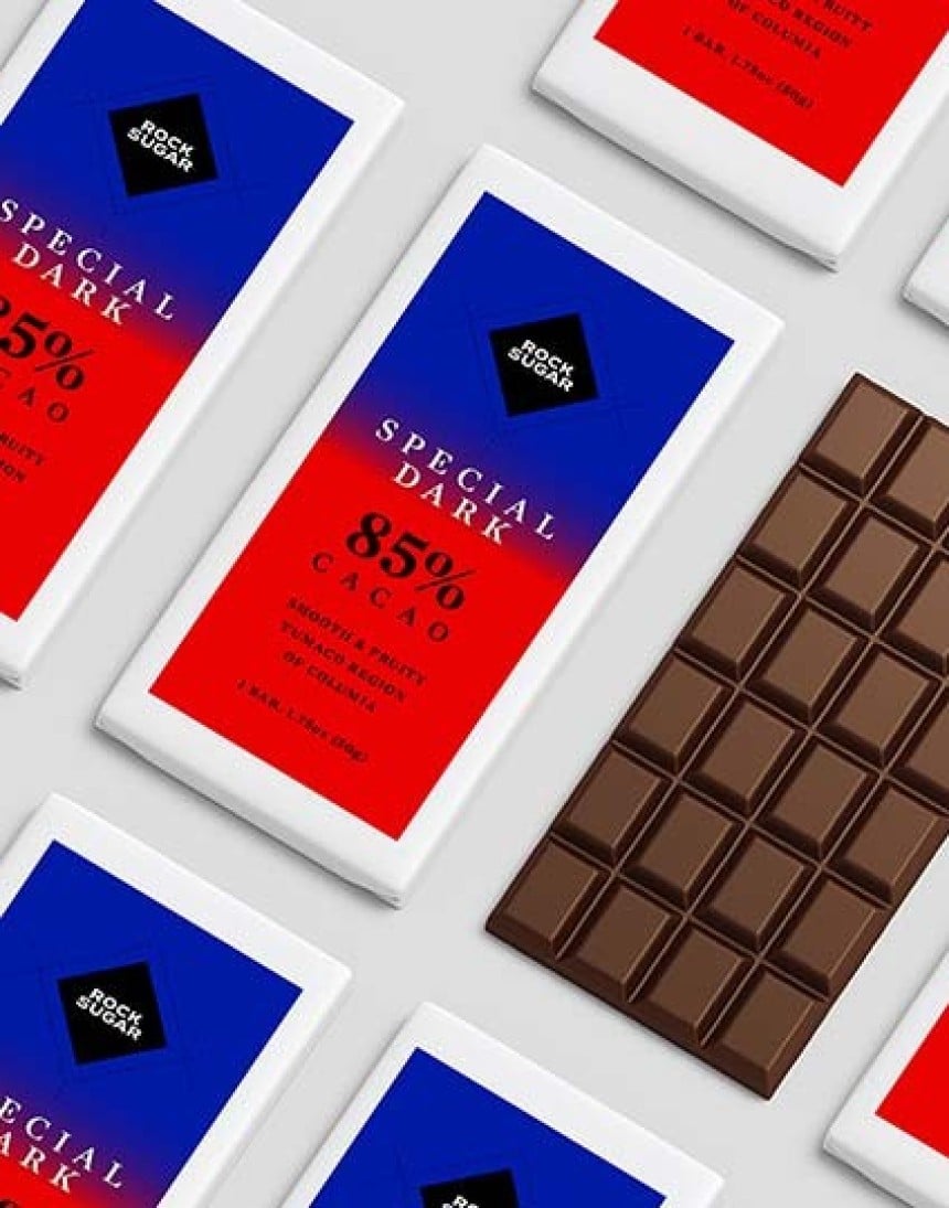 Etiquettes personnalisées collées sur des tablettes de chocolat