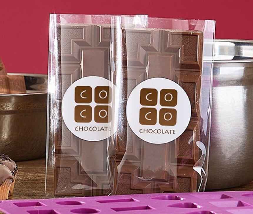Etiquettes personnalisées collées sur des tablettes de chocolat