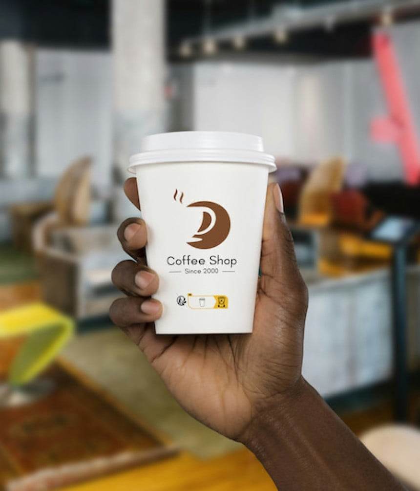 Etiquette info-tri sur un gobelet de café à emporter