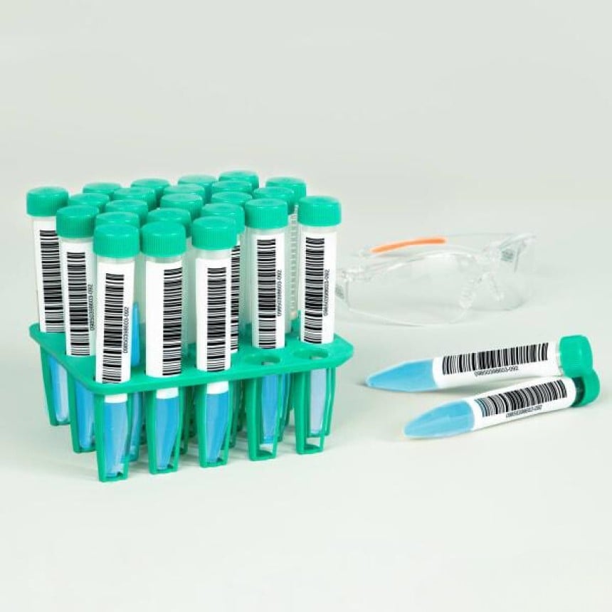 Etiquettes code-barres collées sur des échantillons de laboratoires