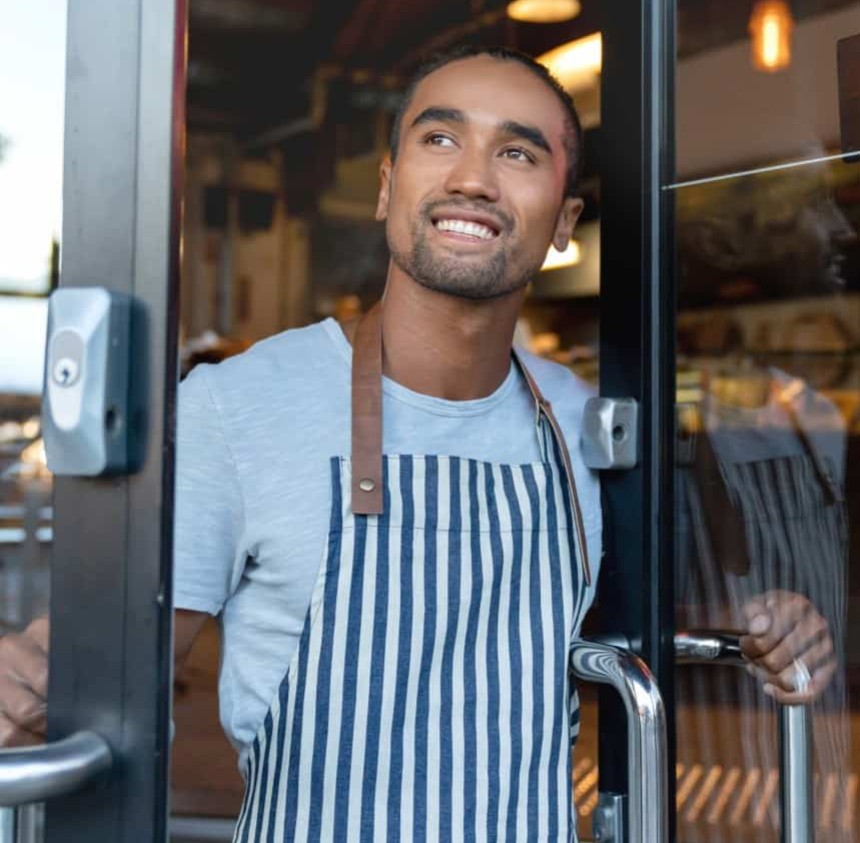 Entrepreneur à la porte de sa boutique