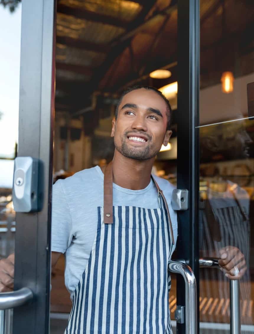 Entrepreneur à la porte de sa boutique