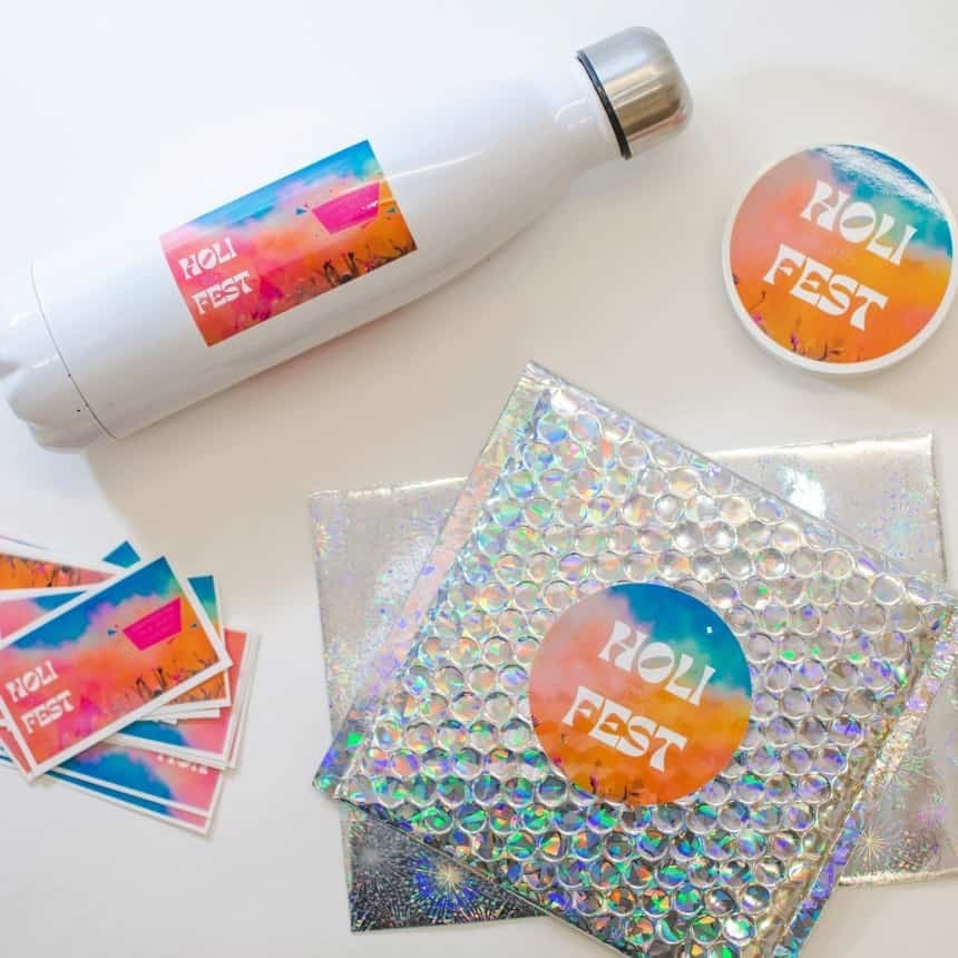 stickers personnalisés colorés collés sur une gourde et des enveloppes en plastique argenté