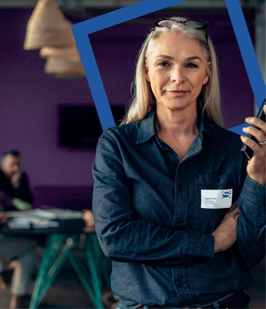 Femme participant à un évènement professionnel, identifiée avec un badge autocollant personnalisé