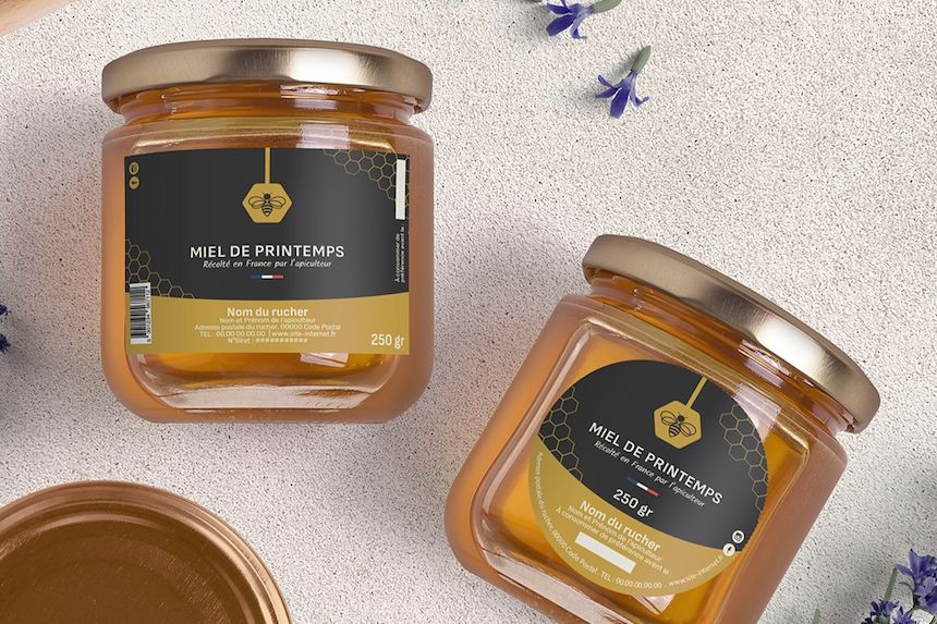Etiquettes personnalisées sur des pots de miel