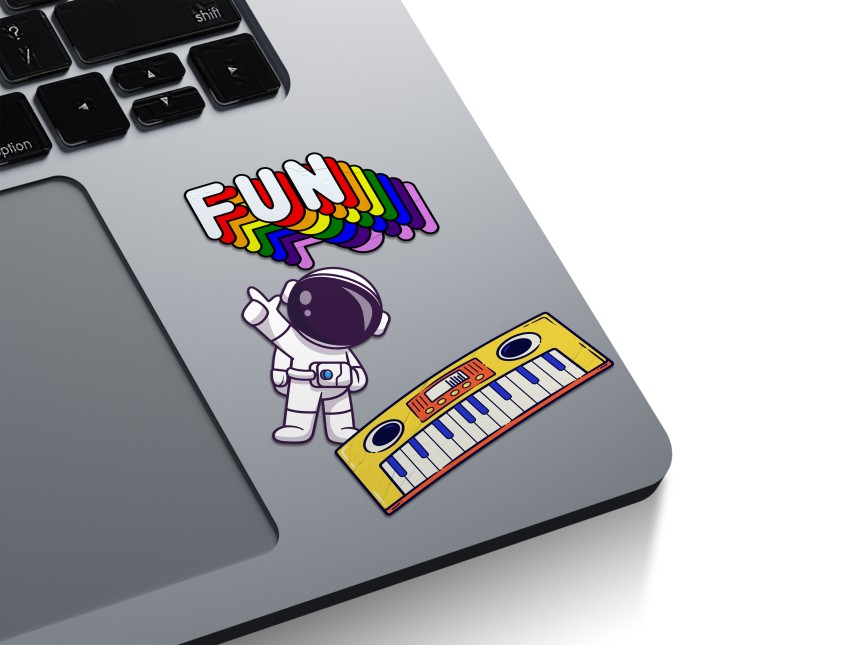 Stickers personnalisés avec des formes sur mesure collés sur un ordinateur