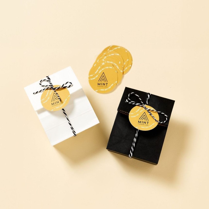 Etiquettes perforées qui décorent un paquet cadeau