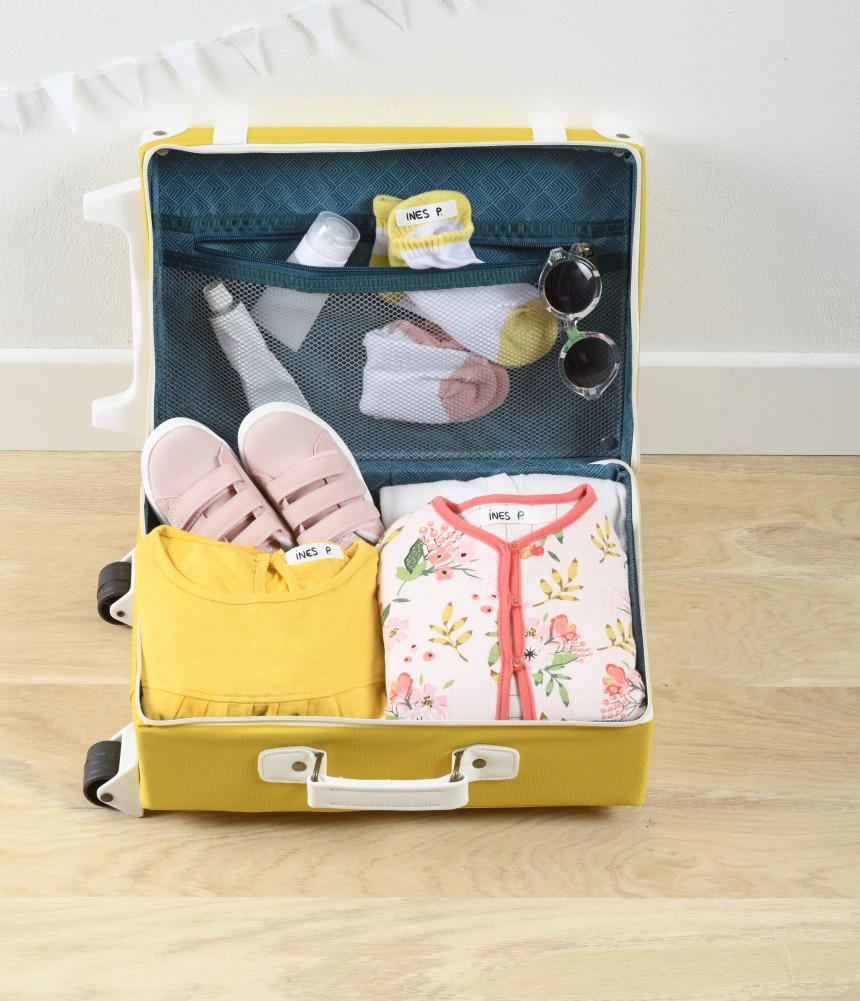 Valise avec des affaires d'enfants étiquetés avec des étiquettes autocollantes Avery