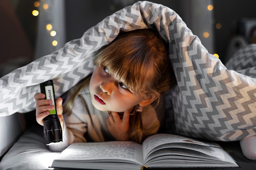 Photos d'une petite fille sous une tente avec une lampe étiquetée pour ne pas la perdre