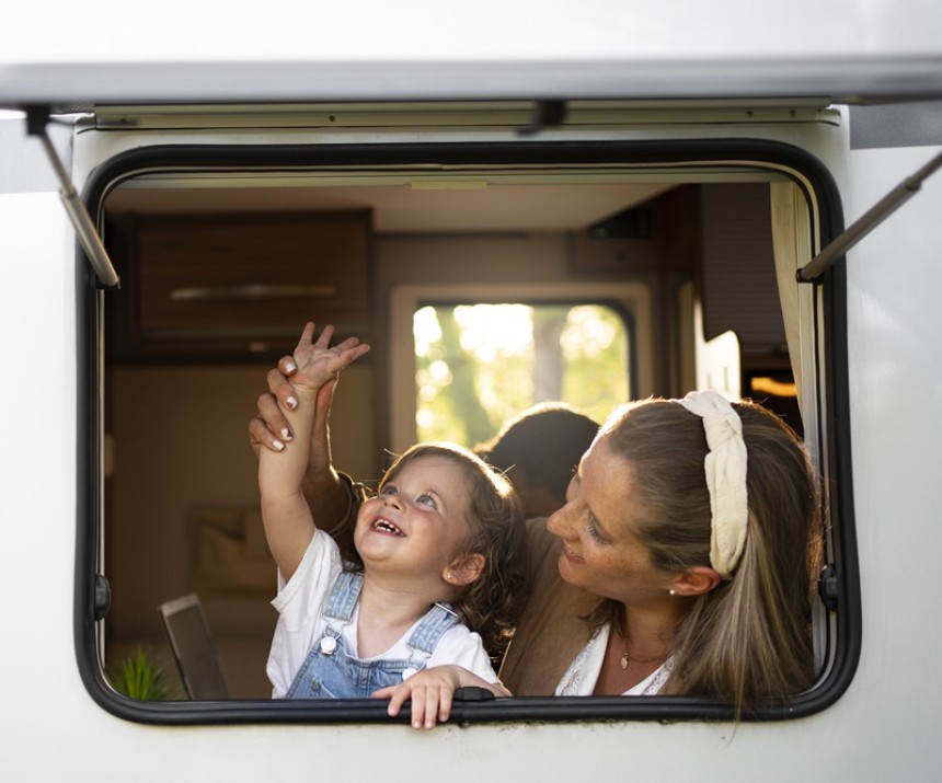 Photo d'une famille qui part en vacances en camping