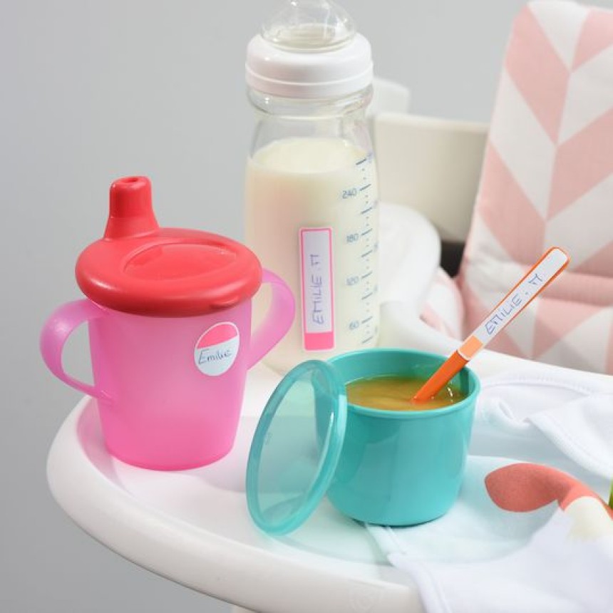 Etiquettes waterproof collées sur les affaires de bébé