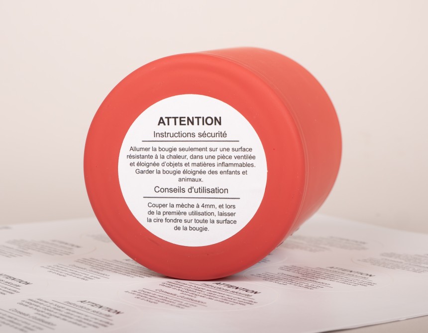 Etiquette règlementaire pour bougie collée sous un contenant pour bougie