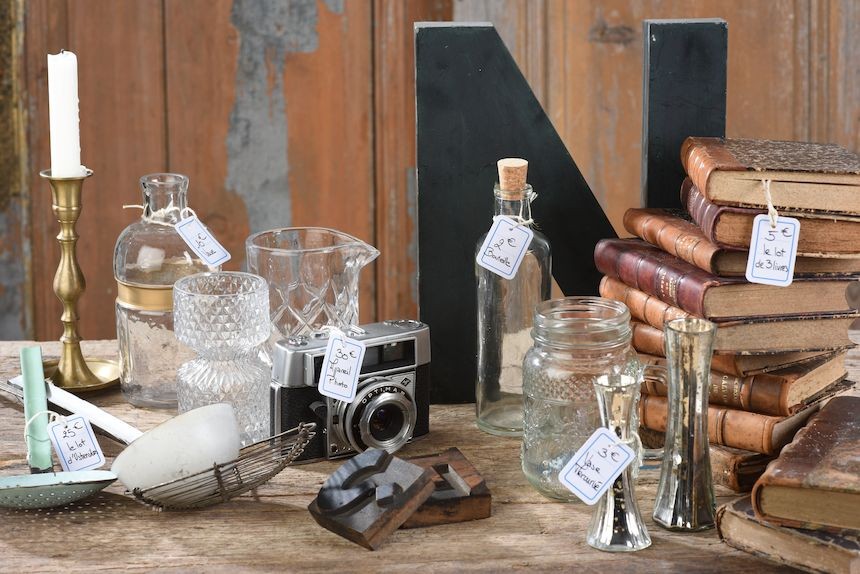 Etiquettes prix perforées attachées à des produits dans une brocante