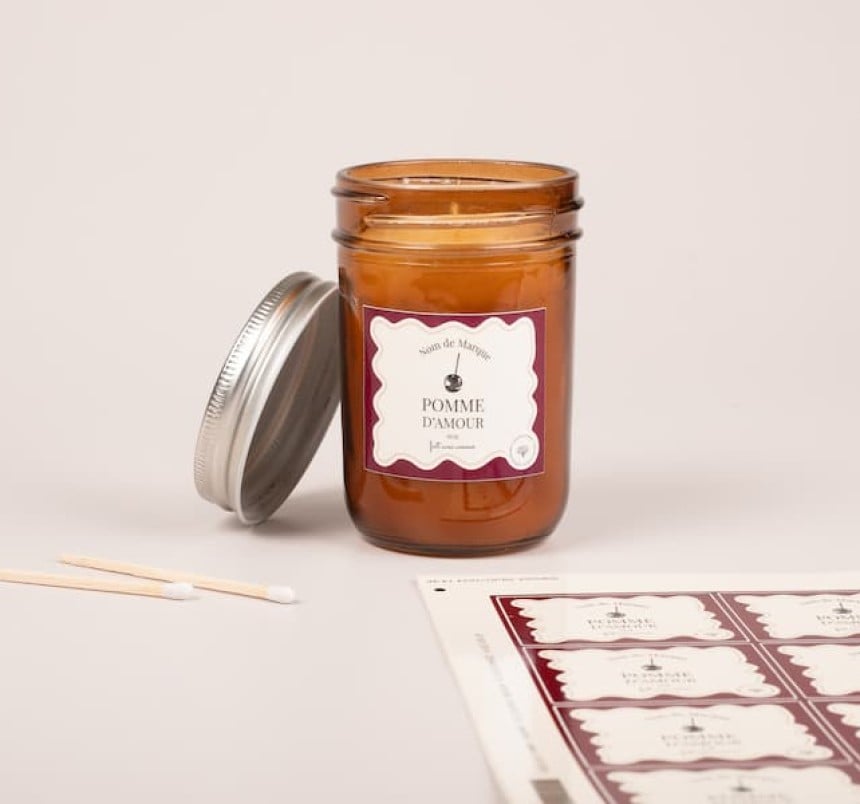étiquettes bougies personnalisée en planches avec un design d'automne pomme d'amour