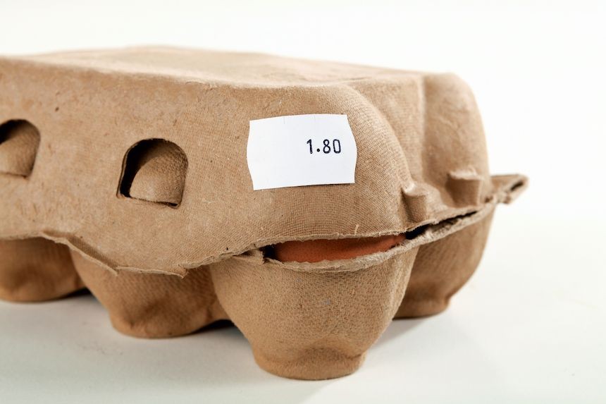 Etiquettes prix collée sur une boîte d'oeufs.